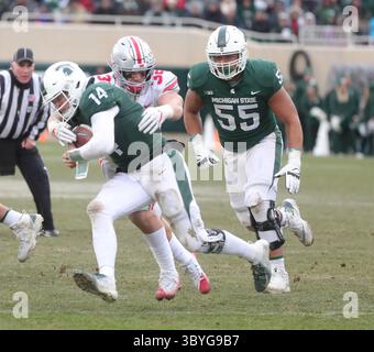 10 novembre 2018 - East Lansing, mi, États-Unis - Brian Lewerke (14) de Michigan State est limogé par Turf Borland de Ohio State lors de la deuxième mi-temps samedi 10 novembre 2018, au Spartan Stadium, à East Lansing, Michal. Ohio State Won, 26-6. (Crédit image : © Kirthmon F. Dozier/Detroit Free Press via ZUMA Press Wire) Banque D'Images
