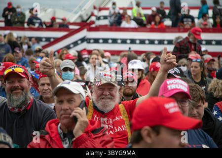 10 septembre 2020, Freeland, mi, États-Unis : Raymond Badour, le 65, of Grove City clignote deux pouces avant que le président Donald Trump prononce un discours dans un hangar d'aéroport le jeudi 10 septembre 2020 à Freeland, Michigan. (Crédit image : © Mandi Wright/Detroit Free Press via ZUMA Press Wire) Banque D'Images