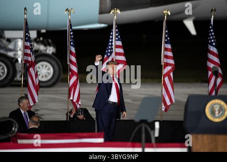 10 septembre 2020, Freeland, mi, États-Unis : le président Donald Trump applaudit après avoir prononcé un discours à ses partisans lors d’un rassemblement à l’aéroport international MBS le jeudi 10 septembre 2020 à Freeland, Michigan. (Crédit image : © Mandi Wright/Detroit Free Press via ZUMA Press Wire) Banque D'Images