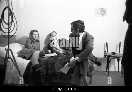 1963, Paris, France : JEAN-MARC BORY et ALEXANDRA STEWART ont posé à Paris lors d'une pause sur le plateau du film 'Rogopag - EP. Le Nouveau monde '' avec le réalisateur JEAN-LUC GODARD en 1963. RO.Go.Pa.G. (également connu sous le nom de ''RoGoPaG'') est un film de 1963 composé de quatre segments, chacun écrit et réalisé par un réalisateur différent. Il s'agit notamment du réalisateur français Jean-Luc Godard (segment ''il Nuovo mondo'') et des réalisateurs italiens Ugo Gregoretti (segment ''il Pollo ruspante''), Pier Paolo Pasolini (segment ''la Ricotta'') et Roberto Rossellini (segment ''Illibatezza'''). Le titre du film est une abréviation Banque D'Images