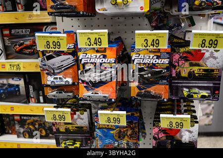 Jouets rapides et furieux suspendus dans un magasin – pays de Galles, Royaume-Uni – 1er juillet 2025 Banque D'Images