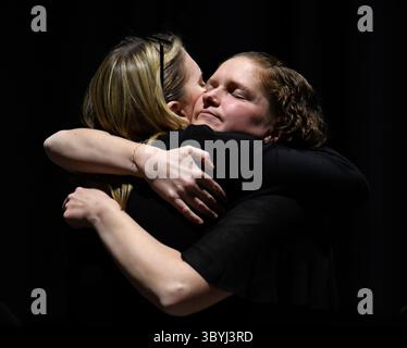 8 novembre 2023, Portland, Maine, USA : ELIZABETH SEAL, épouse de Joshua Seal, 36 ans un interprète ASL tué par un tireur de masse Lewiston au Schemengees Bar, est embrassé par des proches lors de ses funérailles au point à South Portland. Le bar organisait un tournoi Cornhole pour les membres de la communauté sourde lorsque le tireur est entré, tuant 18 personnes. Il laisse derrière lui sa femme Elizabeth Seal et ses quatre enfants. (Crédit image : © Carol Guzy/ZUMA Press Wire) Banque D'Images