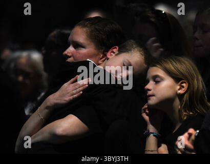 8 novembre 2023, South Portland, Maine, USA : ELIZABETH SEAL, épouse de Joshua Seal, 36 ans une interprète ASL tuée par un tireur de masse Lewiston au Schemengees Bar, embrasse son fils JAXTON (3) alors qu'ils écoutent des orateurs aux funérailles du point à South Portland. À droite, la fille Séphine, (9). Le bar organisait un tournoi Cornhole pour les membres de la communauté sourde lorsque le tireur est entré, tuant 18 personnes. Il laisse derrière lui sa femme Elizabeth Seal et ses quatre enfants. (Crédit image : © Carol Guzy/ZUMA Press Wire) Banque D'Images