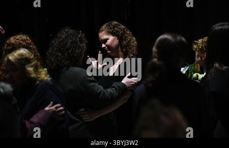 8 novembre 2023, South Portland, Maine, USA : ELIZABETH SEAL, épouse de Joshua Seal (36), interprète de l'ASL tuée par un tireur de masse Lewiston au Schemengees Bar, utilise le langage des signes pour « je t'aime » lorsqu'elle salue des êtres chers aux funérailles du point à South Portland. Le bar organisait un tournoi Cornhole pour les membres de la communauté sourde lorsque le tireur est entré, tuant 18 personnes. Il laisse derrière lui sa femme sourde et ses quatre enfants. (Crédit image : © Carol Guzy/ZUMA Press Wire) Banque D'Images