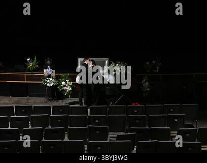 3 novembre 2023, South Portland, Maine, USA : ASHLEY SEAL, soeur de Joshua Seal, 36 ans, une interprète ASL tuée par un tireur de masse Lewiston au Schemengees Bar, fait un dernier adieu avec son fiancé Nate Hopkins et son nouveau-né aux funérailles du point à South Portland. Le bar organisait un tournoi Cornhole pour les membres de la communauté sourde lorsque le tireur est entré, tuant 18 personnes. Il laisse derrière lui sa femme Elizabeth Seal et ses quatre enfants. (Crédit image : © Carol Guzy/ZUMA Press Wire) Banque D'Images