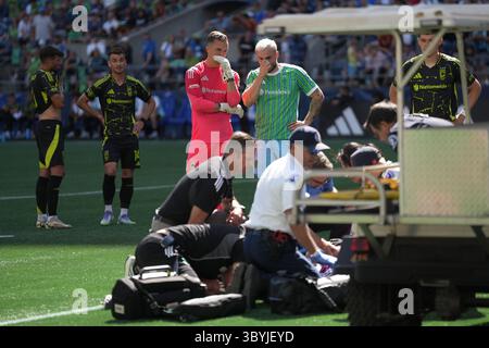 Seattle, États-Unis. 06 juillet 2025. Le gardien de Columbus Crew Evan Bush (24 ans) et l'attaquant Jordan Morris (13 ans) du Seattle Sounders FC réagissent après une blessure du gardien Stefan Frei (24 ans) du Seattle Sounders FC lors de la deuxième moitié d'un match en MLS au Lumen Field à Seattle, Washington, le 6 juillet 2025. (Crédit photo Nate Koppelman/Sipa USA) crédit : Sipa USA/Alamy Live News Banque D'Images
