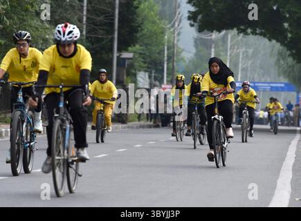 Srinagar, Jammu-et-Cachemire, Inde. 20 juillet 2025. Les cyclistes ont participé à la course cycliste ''Pedal through Paradise'', organisée par J&K police le long des rives du lac Dal à Srinagar. (Crédit image : © Basit Zargar/ZUMA Press Wire) USAGE ÉDITORIAL SEULEMENT ! Non destiné à UN USAGE commercial ! Banque D'Images