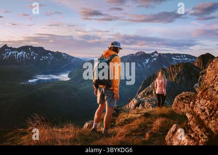 Couple amis randonnant dans les montagnes du coucher du soleil voyage en Norvège, homme et femme tour de groupe trekking ensemble sur le voyage de vacances actif style de vie sain outdo Banque D'Images