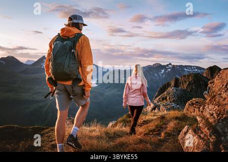 Couple amis randonnant dans les montagnes du coucher du soleil voyage en Norvège, randonneurs groupe homme et femme sac à dos aventure d'été vacances actives, mode de vie sain Banque D'Images