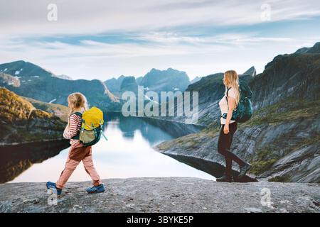 Voyage en famille en Norvège - mère et fille partent en randonnée à la découverte des îles Lofoten. Maman et enfant ensemble en vacances d'été actives, camping dehors avec esprit Banque D'Images