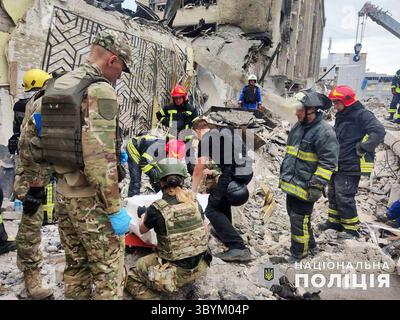 28 juin 2023, KRAMATORSK, UKR, Ukraine : Kramatorsk (Ukraine), 28/06/2023.- Une photo distribuée par la police nationale ukrainienne montre des sauveteurs au travail sur le site d'une attaque de roquettes dans le centre-ville de Kramatorsk, région de Donetsk, Ukraine, 28 juin 2023, au milieu de l'invasion russe. Selon la police nationale, deux roquettes balistiques Iskander à courte portée ont frappé Kramatorsk dans la soirée du 27 juin. Au moins 11 personnes, dont les trois enfants, ont été tuées et 56 autres blessées, a confirmé le Service d'urgence de l'État le 28 juin. (Rusia, Ucrania) (crédit image : © police nationale d'Ukrai Banque D'Images