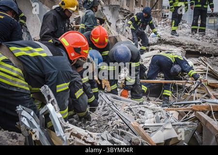 28 juin 2023, KRAMATORSK, UKR, Ukraine : Kramatorsk (Ukraine), 28/06/2023.- Une photo distribuée par le Service d'urgence de l'État ukrainien montre des sauveteurs au travail sur le site d'une frappe de roquette dans le centre-ville de Kramatorsk, région de Donetsk, Ukraine, 28 juin 2023, au milieu de l'invasion russe. Selon la police nationale, deux roquettes balistiques Iskander à courte portée ont frappé Kramatorsk dans la soirée du 27 juin. Au moins 11 personnes, dont les trois enfants, ont été tuées et 56 autres blessées, a confirmé le Service d'urgence de l'État le 28 juin. (Rusia, Ucrania) (crédit image : © State Emergency Banque D'Images