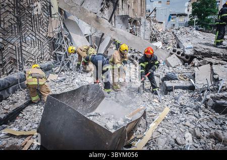 28 juin 2023, KRAMATORSK, UKR, Ukraine : Kramatorsk (Ukraine), 28/06/2023.- Une photo distribuée par le Service d'urgence de l'État ukrainien montre des sauveteurs au travail sur le site d'une frappe de roquette dans le centre-ville de Kramatorsk, région de Donetsk, Ukraine, 28 juin 2023, au milieu de l'invasion russe. Selon la police nationale, deux roquettes balistiques Iskander à courte portée ont frappé Kramatorsk dans la soirée du 27 juin. Au moins 11 personnes, dont les trois enfants, ont été tuées et 56 autres blessées, a confirmé le Service d'urgence de l'État le 28 juin. (Rusia, Ucrania) (crédit image : © State Emergency Banque D'Images