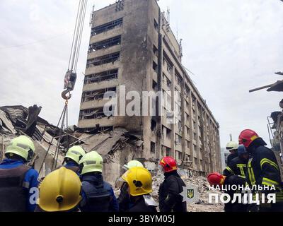 28 juin 2023, KRAMATORSK, UKR, Ukraine : Kramatorsk (Ukraine), 28/06/2023.- Une photo distribuée par la police nationale ukrainienne montre des sauveteurs au travail sur le site d'une attaque de roquettes dans le centre-ville de Kramatorsk, région de Donetsk, Ukraine, 28 juin 2023, au milieu de l'invasion russe. Selon la police nationale, deux roquettes balistiques Iskander à courte portée ont frappé Kramatorsk dans la soirée du 27 juin. Au moins 11 personnes, dont les trois enfants, ont été tuées et 56 autres blessées, a confirmé le Service d'urgence de l'État le 28 juin. (Rusia, Ucrania) (crédit image : © police nationale d'Ukrai Banque D'Images