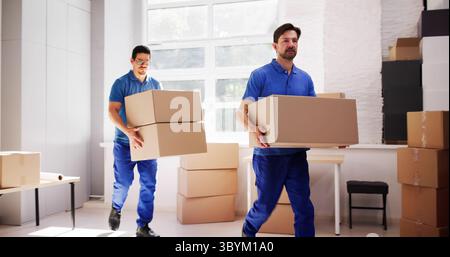 Déménageurs efficaces offrant un service fiable aux professionnels de l'immobilier Banque D'Images