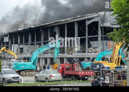 23 septembre 2023, PINGTUNG, Taïwan : Pingtung (Taïwan), 23/09/2023.- Une photo distribuée par le bureau présidentiel de Taïwan montre des secouristes et des pompiers se reposant devant une usine de balles de golf qui a été incendiée dans le comté de Pingtung, Taïwan, le 23 septembre 2023. Selon le bureau des pompiers de Pingtung, un incendie et des explosions subséquentes dans une usine de balles de golf dans le sud de Taïwan dans la nuit du 22 septembre ont fait au moins six morts et plus de 100 blessés. Les autorités taïwanaises enquêtent sur les causes de l'incendie et des explosions. (Crédit image : © Wang Yu Ching/ Banque D'Images