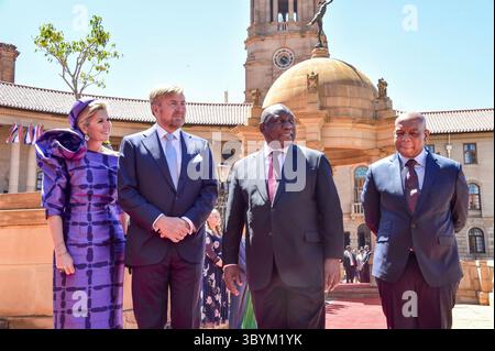 19 octobre 2023, Pretoria, Afrique du Sud : Pretoria (Afrique du Sud), 19/10/2023.- Une photo publiée par le GCIS (Government information services) montre le roi des pays-Bas Willem-Alexander (2-l) et la reine Maxima (l) accueillis par le président sud-africain Cyril Ramaphosa (2-R) lors de leur visite officielle, à Pretoria, Afrique du Sud, le 19 octobre 2023. Le couple royal est en visite en Afrique du Sud suivi par le Kenya. (Kenia, Países Bajos ; Holanda, Sudáfrica) (crédit image : © Fikile Marakalla/document via ZUMA Press Wire) Banque D'Images