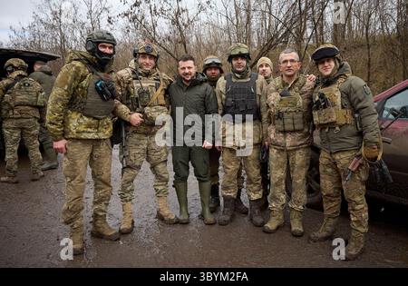 4 février 2024, Robotyne, Ukr, Ukraine : Robotyne (Ukraine), 04/02/2024.- Une photo distribuée par le Service de presse présidentiel ukrainien montre le président ukrainien Volodymyr Zelensky (C) posant pour une photo avec des militaires lors d'une visite aux positions de première ligne près du village de Robotyne, région de Zaporizhzhia, sud-est de l'Ukraine, le 4 février 2024, au milieu de l'invasion russe. Selon le bureau présidentiel, Zelensky, au cours d’un voyage de travail dans la région de Zaporizhzhia, a rendu visite à des soldats ukrainiens près du village de Robotyne, en première ligne, et leur a remis des prix d’État. Troupes russes ent Banque D'Images