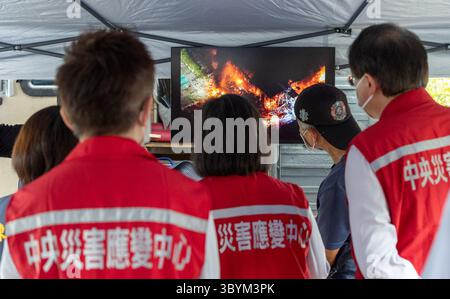23 septembre 2023, PINGTUNG, Taïwan : Pingtung (Taïwan), 23/09/2023.- Une photo distribuée par le bureau présidentiel de Taïwan montre, le président Tsai Ing-Wen (C) inspectant une séquence vidéo sur le site d'une usine de balles de golf incendiée dans le comté de Pingtung, Taïwan, le 23 septembre 2023. Selon le bureau des pompiers de Pingtung, un incendie et des explosions subséquentes dans une usine de balles de golf dans le sud de Taïwan dans la nuit du 22 septembre ont fait au moins six morts et plus de 100 blessés. Les autorités taïwanaises enquêtent sur les causes de l'incendie et des explosions. (Crédit IM Banque D'Images