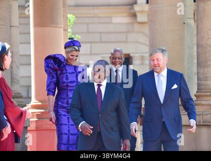 19 octobre 2023, Pretoria, Afrique du Sud : Pretoria (Afrique du Sud), 19/10/2023.- Une photo distribuée par le GCIS (Government information services) montre le roi des pays-Bas Willem-Alexander (R) et la reine Maxima (l) accueillis par le président sud-africain Cyril Ramaphosa (C) lors de leur visite officielle, à Pretoria, Afrique du Sud, le 19 octobre 2023. Le couple royal est en visite en Afrique du Sud suivi par le Kenya. (Kenia, Países Bajos ; Holanda, Sudáfrica) (crédit image : © Fikile Marakalla/document via ZUMA Press Wire) Banque D'Images
