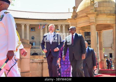 19 octobre 2023, Pretoria, Afrique du Sud : Pretoria (Afrique du Sud), 19/10/2023.- Une photo distribuée par le GCIS (Government information services) montre le roi des pays-Bas Willem-Alexander (G) accueilli par le président sud-africain Cyril Ramaphosa (d) lors de sa visite officielle, à Pretoria, Afrique du Sud, le 19 octobre 2023. Le couple royal est en visite en Afrique du Sud suivi par le Kenya. (Kenia, Países Bajos ; Holanda, Sudáfrica) (crédit image : © Fikile Marakalla/document via ZUMA Press Wire) Banque D'Images