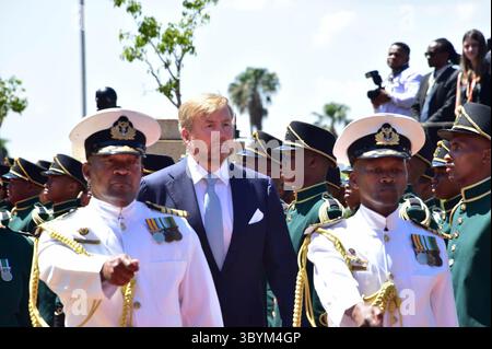19 octobre 2023, Pretoria, Afrique du Sud : Pretoria (Afrique du Sud), 19/10/2023.- Une photo distribuée par le GCIS (Government information services) montre le roi des pays-Bas Willem-Alexander marchant à travers la garde d'honneur officielle lors de sa visite officielle, à Pretoria, Afrique du Sud, le 19 octobre 2023. Le couple royal est en visite en Afrique du Sud suivi par le Kenya. (Kenia, Países Bajos ; Holanda, Sudáfrica) (crédit image : © Fikile Marakalla/document via ZUMA Press Wire) Banque D'Images
