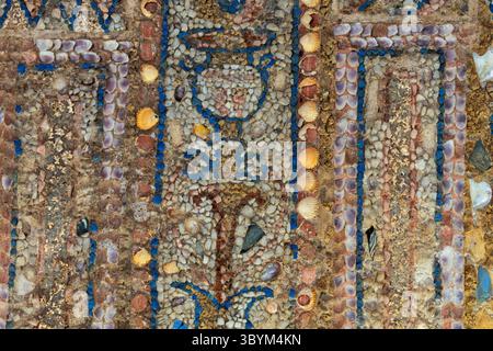 12 décembre 2023, ROME, Italie : Rome (Italie), 12/12/2023.- Une photo distribuée par le ministère italien de la culture montre des mosaïques découvertes dans une luxueuse maison romaine près du Colisée à Rome, Italie, le 12 décembre 2023. Le bâtiment, qui date entre la seconde moitié du IIe siècle av. J.-C. et la fin du Ier siècle av. J.-C., est « un trésor authentique », a déclaré le ministre italien de la culture Gennaro Sangiuliano dans un communiqué. Trois grands navires chevauchent des vagues dans la mosaïque vers une ville côtière, ses murs parsemés de petites tours et portiques dans une scène suggérant le propriétaire de plus de 2 000- Banque D'Images