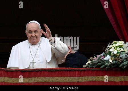24 décembre 2023, CITÉ DU VATICAN, Cité du Vatican, État de : FOTODELDÍA- Cité du Vatican (Saint Siège), 24/12/2023.- Fotografía cedida por el Vaticano del papa Francisco durante la oración Urbi et orbi desde el Balcón de la basilique de San Pedro Hoy, en el Vaticano. (Image de crédit : © Vatican Media Handout/document via ZUMA Press Wire) Banque D'Images