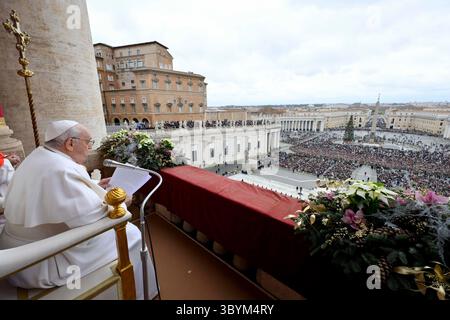 24 décembre 2023, CITÉ DU VATICAN, Cité du Vatican, État de : FOTODELDÍA- Cité du Vatican (Saint Siège), 24/12/2023.- Fotografía cedida por el Vaticano del papa Francisco durante la oración Urbi et orbi desde el Balcón de la basilique de San Pedro Hoy, en el Vaticano. (Image de crédit : © Vatican Media Handout/document via ZUMA Press Wire) Banque D'Images