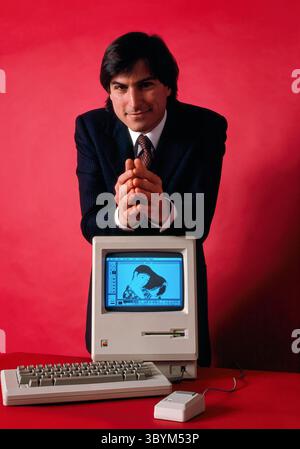 Steve Jobs (1955-2011), co-fondateur américain d'Apple Computer, Inc., dans un portrait de janvier 1984 avec l'ordinateur révolutionnaire Macintosh. (ÉTATS-UNIS) Banque D'Images