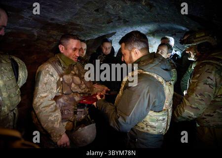 4 février 2024, Robotyne, Ukr, Ukraine : Robotyne (Ukraine), 04/02/2024.- Une photo distribuée par le Service de presse présidentiel ukrainien montre le président ukrainien Volodymyr Zelensky (R) remettant des prix d'État à des militaires lors d'une visite aux positions de première ligne près du village de Robotyne, région de Zaporizhzhia, sud-est de l'Ukraine, le 4 février 2024, au milieu de l'invasion russe. Selon le bureau présidentiel, Zelensky, au cours d’un voyage de travail dans la région de Zaporizhzhia, a rendu visite à des soldats ukrainiens près du village de Robotyne, en première ligne, et leur a remis des prix d’État. Les troupes russes entrèrent Banque D'Images