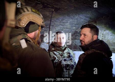 4 février 2024, Robotyne, Ukr, Ukraine : Robotyne (Ukraine), 04/02/2024.- Une photo distribuée par le Service de presse présidentiel ukrainien montre le président ukrainien Volodymyr Zelensky (R) rencontrer des militaires lors d'une visite aux positions de première ligne près du village de Robotyne, région de Zaporizhzhia, sud-est de l'Ukraine, le 4 février 2024, au milieu de l'invasion russe. Selon le bureau présidentiel, Zelensky, au cours d’un voyage de travail dans la région de Zaporizhzhia, a rendu visite à des soldats ukrainiens près du village de Robotyne, en première ligne, et leur a remis des prix d’État. Les troupes russes entrèrent en territ ukrainien Banque D'Images