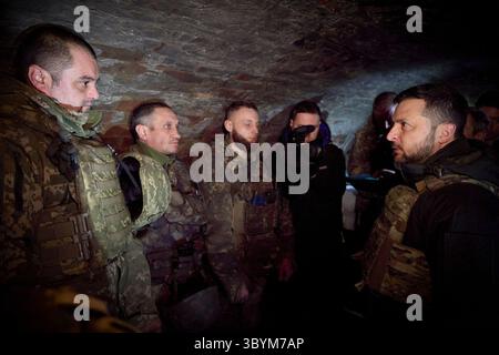 4 février 2024, Robotyne, Ukr, Ukraine : Robotyne (Ukraine), 04/02/2024.- Une photo distribuée par le Service de presse présidentiel ukrainien montre le président ukrainien Volodymyr Zelensky (R) rencontrer des militaires lors d'une visite aux positions de première ligne près du village de Robotyne, région de Zaporizhzhia, sud-est de l'Ukraine, le 4 février 2024, au milieu de l'invasion russe. Selon le bureau présidentiel, Zelensky, au cours d’un voyage de travail dans la région de Zaporizhzhia, a rendu visite à des soldats ukrainiens près du village de Robotyne, en première ligne, et leur a remis des prix d’État. Les troupes russes entrèrent en territ ukrainien Banque D'Images