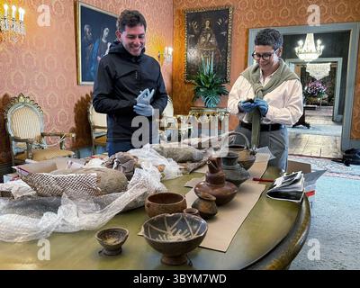 22 février 2024, ES-ES, Colombie : un document et une photo non datée mis à disposition par le ministère colombien des Affaires étrangères qui montre la directrice des Affaires culturelles du ministère des Affaires étrangères, Catalina Ceballos Carriazo (à droite), tout en examinant quelques pièces archéologiques rapatriées, à Bogota, Colombie (publié le 22 février 2024). Au total, 77 pièces préhispaniques, appartenant à des peuples autochtones de Colombie, ont été rapatriées à Bogotá dimanche dernier dans l'avion présidentiel depuis l'Allemagne, a rapporté le ministère des Affaires étrangères ce jeudi. Il s'agit d'un ensemble d'éléments en céramique et en métal préhispaniques, faisant partie du cultu colombien Banque D'Images