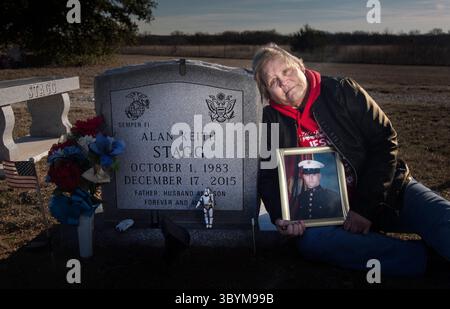 12 décembre 2019 - Petersburg, Florida, U.S. - Kay Stagg, 67 ans, pose sur la tombe de son fils Alan Stagg, qui avait 32 ans lorsqu'il a été tué le 17 décembre 2015 dans un accident évitable de camion blindé. Stagg était un vétéran qui voyait travailler à la compagnie de camions blindés Garda comme un moyen de commencer sa vie civile après des tournées en Irak et en Afghanistan pour l'armée et les Marines. "C'est la chose la plus difficile que j'ai jamais faite, laissant mon garçon aux yeux bruns ici", cria Kay. Alan est enterré au cimetière de Smyrna près de la maison de sa mère à Sunset, Texas. (Crédit image : © John Pendygraft/ZUMA Press/ZUMA Press Wire) Banque D'Images