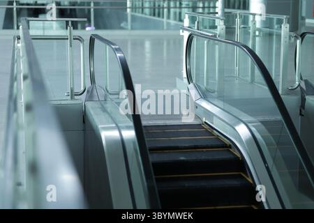 Escaliers mécaniques dans les espaces publics. Escaliers mécaniques pour un déplacement pratique entre les étages. Banque D'Images