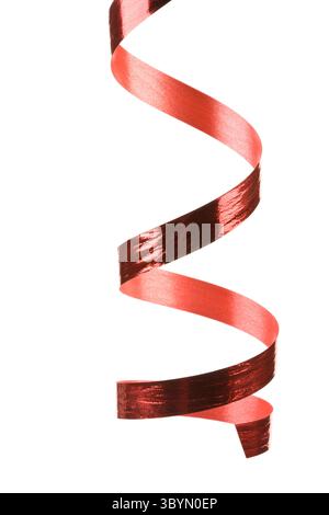ruban brillant rouge bouclé isolé sur fond blanc Banque D'Images