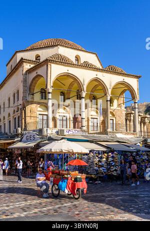 Vendeur de voiturettes devant la mosquée Tzistarakis, place Monastiraki, Athènes, Grèce Banque D'Images