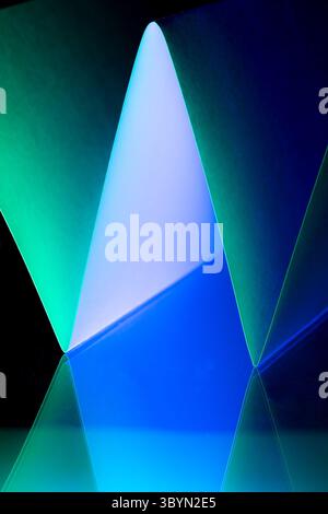 Des angles vifs et des teintes vives dans différentes teintes bleues et vertes se combinent pour former une composition abstraite captivante, mettant en valeur la beauté de la géométrie Banque D'Images