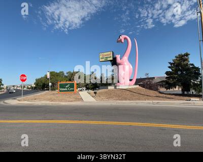 Vernal dans le comté d'Uintah, Utah. Dinah le dinosaure rose est une statue anthropomorphisée de 40 pieds de haut représentant un dinosaure, située juste à côté de main Street (US-40) à Vernal, Utah. Crédit : Nidpor/Alamy Live News Banque D'Images