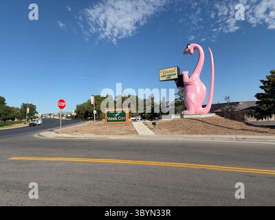 Vernal dans le comté d'Uintah, Utah. Dinah le dinosaure rose est une statue anthropomorphisée de 40 pieds de haut représentant un dinosaure, située juste à côté de main Street (US-40) à Vernal, Utah. Crédit : Nidpor/Alamy Live News Banque D'Images