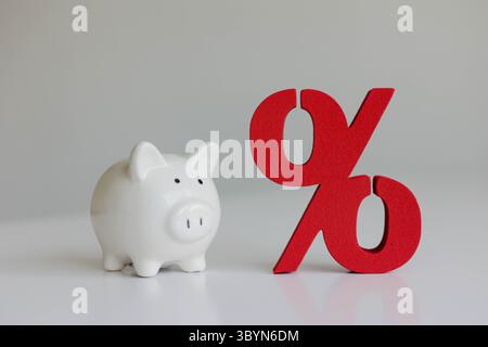 Tirelire à côté du signe de pourcentage rouge. Économiser de l'argent, concept de dépôt bancaire. Banque D'Images