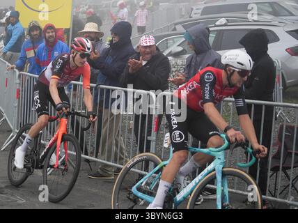 Saint Aventin, France. 19 juillet 2025. Vauquelin Kévin et Rodríguez Carlos lors du Tour de France 2025, épreuve cycliste UCI WorldTour, étape 14, Pau - Luchon-Superbagnères (182, 6 km) le 19 juillet 2025 à Saint-Aventin, France - photo Laurent Lairys/ABACAPRESS.COM crédit : Abaca Press/Alamy Live News Banque D'Images