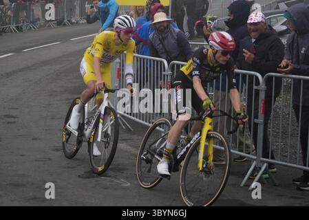 Saint Aventin, France. 19 juillet 2025. Pogačar Tadej et Vingegaard Jonas lors du Tour de France 2025, épreuve cycliste UCI WorldTour, étape 14, Pau - Luchon-Superbagnères (182, 6 km) le 19 juillet 2025 à Saint-Aventin, France - photo Laurent Lairys/ABACAPRESS.COM crédit : Abaca Press/Alamy Live News Banque D'Images