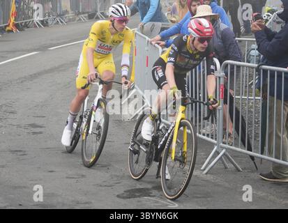 Saint Aventin, France. 19 juillet 2025. Pogačar Tadej et Vingegaard Jonas lors du Tour de France 2025, épreuve cycliste UCI WorldTour, étape 14, Pau - Luchon-Superbagnères (182, 6 km) le 19 juillet 2025 à Saint-Aventin, France - photo Laurent Lairys/ABACAPRESS.COM crédit : Abaca Press/Alamy Live News Banque D'Images