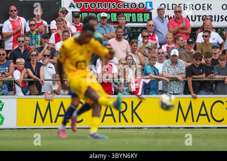 Oldebroek, pays-Bas. 19 juillet 2025. OLDEBROEK, PAYS-BAS - 19 JUILLET : supporters de l'Ajax lors du match amical de pré-saison entre l'AFC Ajax et le KV Malines à OWIOS le 19 juillet 2025 à Oldebroek, pays-Bas. (Photo de Ben Gal/Orange Pictures) crédit : Orange pics BV/Alamy Live News Banque D'Images