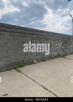 Les identifiants ETGC W7M comprennent les graffitis « ETGC », les bandanas bleus, les signes de main Crip et les tatouages marqués avec « SCRG », « ETG » et « W7M ». Banque D'Images