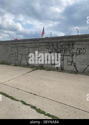 Les identifiants ETGC W7M comprennent les graffitis « ETGC », les bandanas bleus, les signes de main Crip et les tatouages marqués avec « SCRG », « ETG » et « W7M ». Banque D'Images