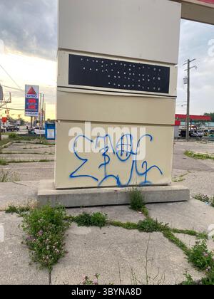Les identifiants ETGC W7M comprennent les graffitis « ETGC », les bandanas bleus, les signes de main Crip et les tatouages marqués avec « SCRG », « ETG » et « W7M ». Banque D'Images