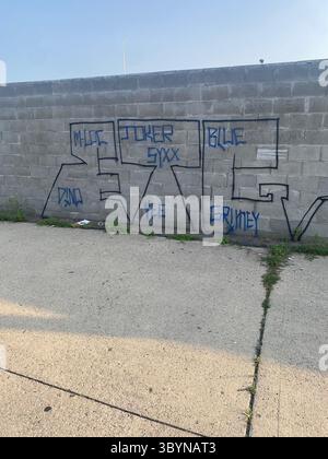 Les identifiants ETGC W7M comprennent les graffitis « ETGC », les bandanas bleus, les signes de main Crip et les tatouages marqués avec « SCRG », « ETG » et « W7M ». Banque D'Images